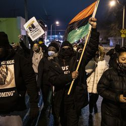 Џастин Блејк, ујак Џејкоба Блејка, предводи десетине људи у маршу и протесту око Кеноше након што је окружни тужилац Мајкл Грејвли најавио да неће бити подигнута оптужница против полицајца Кеноше који је пуцао на Џејкоба Блејка, у уторак увече, 5. јануара 2021.
