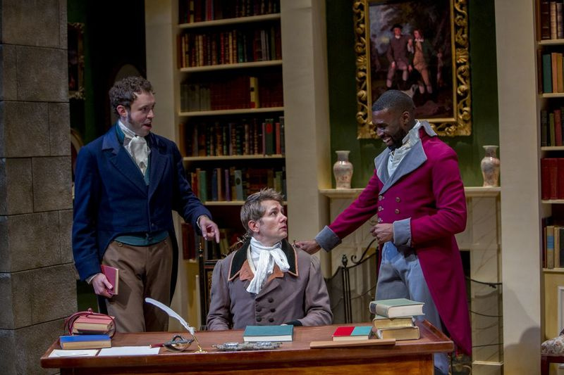 Alex Goodrich (de gauche), Erik Hellman et Tosin Morohunfola lors de la première mondiale du Northlight Theatre de Miss Bennet : Christmas at Pemberley. | Charles Osgood