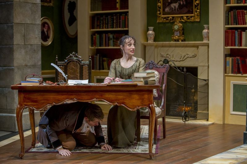 Emily Berman (avec Erik Hellman caché sous le bureau) dans Miss Bennet: Christmas at Pemberley at Northlight Theatre. | Charles Osgood
