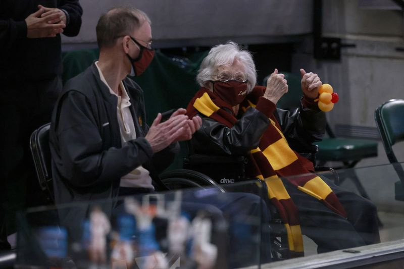 Sister Jean oslavuje vítězství Loyoly Ramblers nad Illinois ve druhém kole basketbalového turnaje NCAA v Bankers Life Fieldhouse v Indianapolis v neděli 21. března 2021.