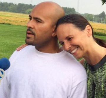Armando Serrano, à gauche, est embrassé par son avocate, Jennifer Bonjean. | Bonjean Law Photo de groupe