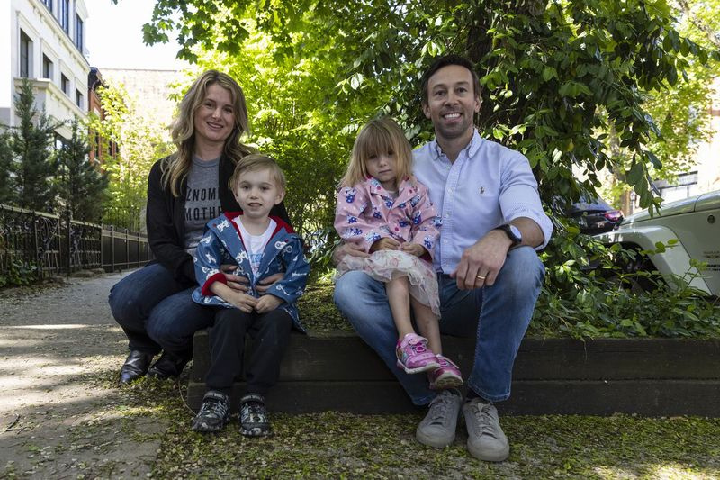 De izquierda a derecha, Frida Brooks, Elliot, Alice y Todd Brooks posan para un retrato frente a su casa en Sheffield Neighbors, el miércoles 12 de mayo de 2021.