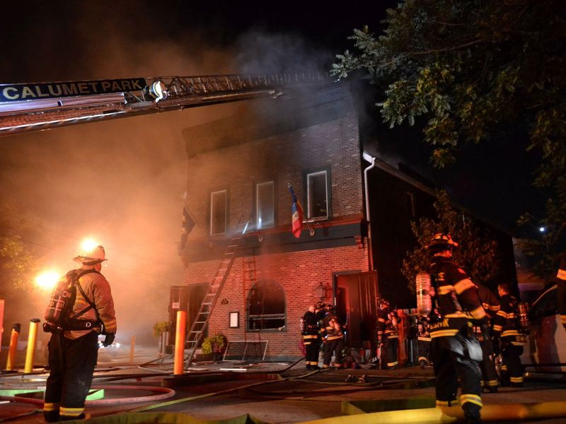 Strażacy walczą obecnie z pożarem hotelu z alarmem 4-11 w południowym bloku 13300 Old Western Ave na Blue Island. | Justin Jackson/ Sun-Times