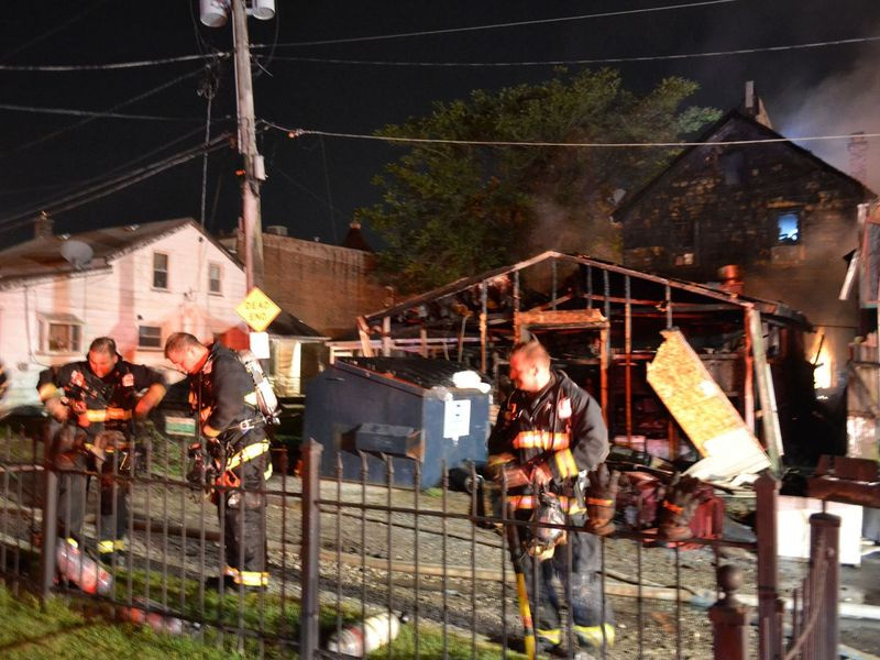 Strażacy walczą obecnie z pożarem hotelu 4-11 alarmowego w południowym bloku 13300 Old Western Ave na Blue Island. | Justin Jackson/ Sun-Times