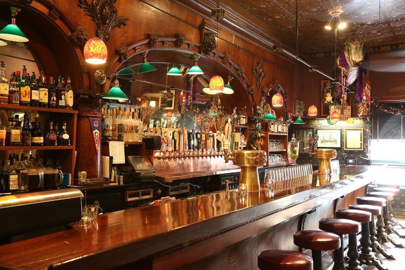 Ponad stuletni bar w Maple Tree Inn na Blue Island, sfotografowany w 2013 roku na potrzeby recenzji restauracji, może być uratowany po pożarze. | Richard A. Chapman/ strona internetowa File Photo