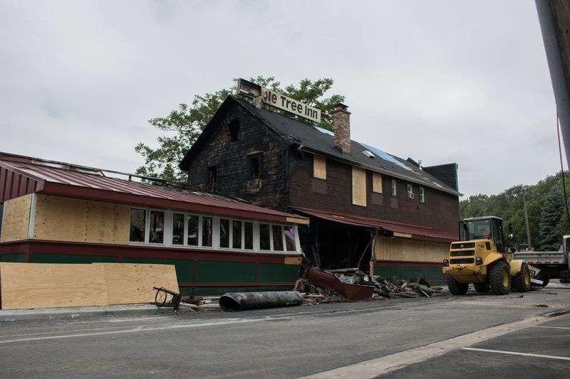 Znak Maple Tree Inn roztopił się częściowo z powodu pożaru. | Manny Ramos/Sun-Times