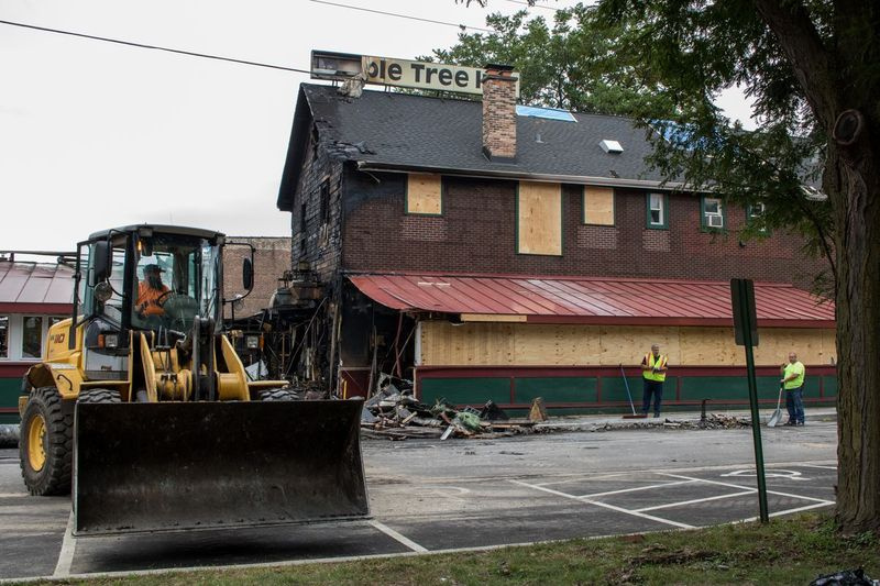 Mężczyzna obsługuje ładowarkę czołową, pomagając w sprzątaniu gruzu z Maple Tree Inn. | Manny Ramos/Sun-Times