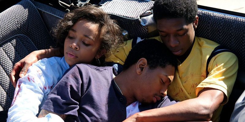 Nicole (Rachel Hilson) er splittet mellem William (Kaalan Walker) og Jesse (Lamar Johnson) i Kings. | PLANTEN