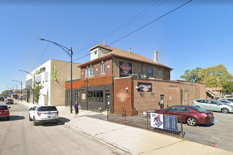 Firewater Saloon Mount Greenwood på 3908 W. 111th St. utfärdades en långsiktig stängningsorder för att tillåta att äta och dricka inomhus och hålla en sammankomst med mer än 99 personer, sa BACP.