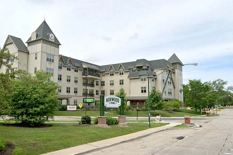 Una demanda afirma que un administrador de enfermería en Norwood Crossing, 6016 N. Nina Ave., fue despedido en represalia el 22 de abril de 2020 por señalar fallas de seguridad.