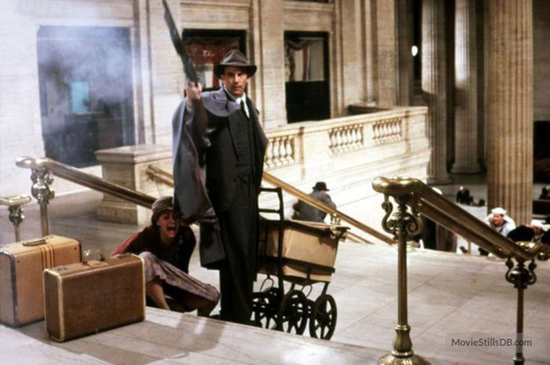 Melody Rae (na schodach) miała niezapomnianą scenę w Nietykalni, z Kevinem Costnerem w roli głównej. | Zdjęcie z MovieStillsDB.com/copyright Paramount Pictures