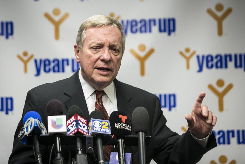 Den amerikanske senatorn Dick Durbin talar till reportrar på Year Up Chicago, fredagen den 12 januari 2018. | Ashlee Rezin/Sun-Times