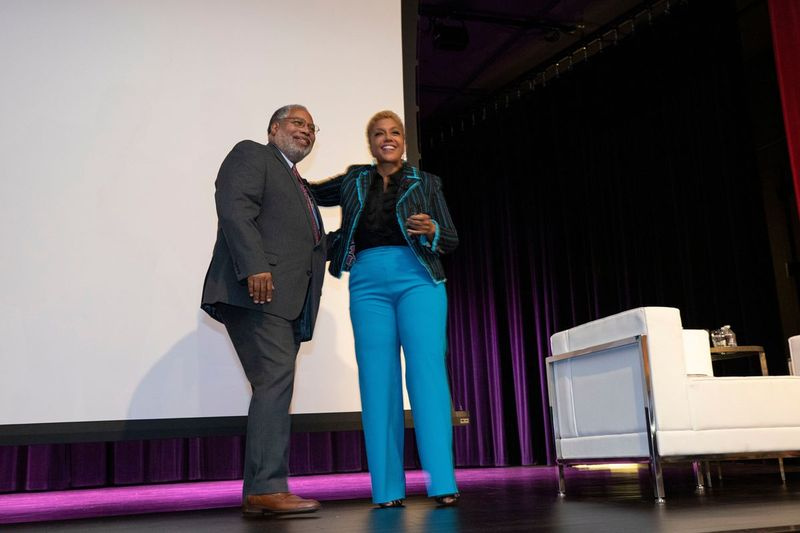 Η Linda Johnson Rice με τη γραμματέα της Smithsonian, Lonnie Bunch, στο Μουσείο Ιστορίας του Σικάγου στις 19 Σεπτεμβρίου, καθώς ξεκίνησε μια περιοδεία σε όλη τη χώρα για την προώθηση του νέου του βιβλίου.