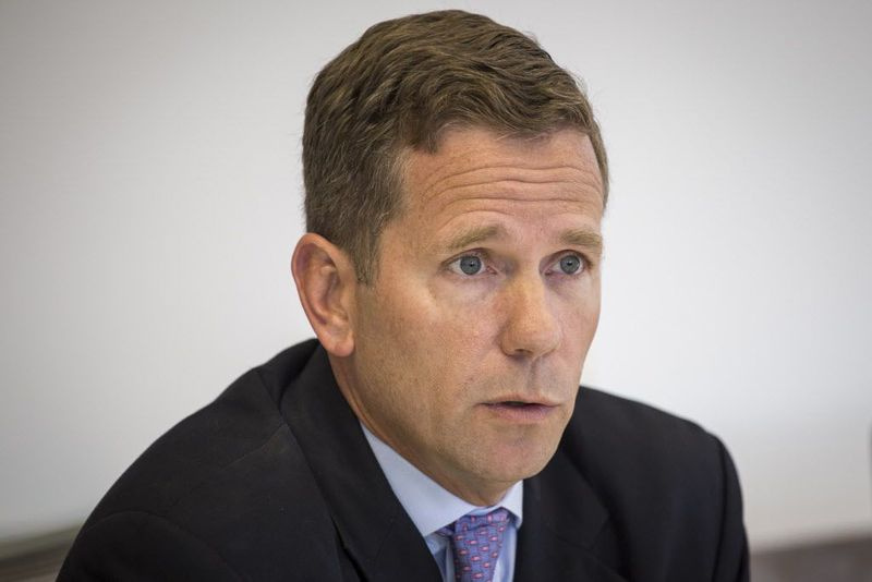 10. Kongressi ringkonna kandidaat ja ametis olev president Robert Dold hoidis Schneideri ees suurema osa õhtust väikese edumaa, kuid kui viimased jaoskonnad kokku loeti, ületas Schneider teda 52-48 protsendiga, püüdes tagasi võtta 10. koht.| Rikas Hei