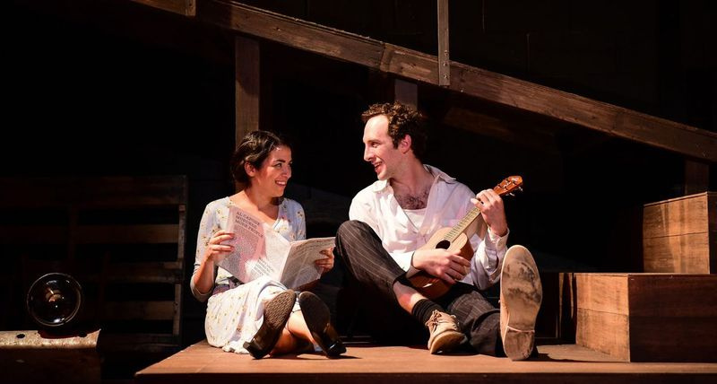 Desiree Gonzalez dans le rôle de Bonnie et Max DeTogne dans le rôle de Clyde lors de la première de Kokandy Productions à Chicago de la version musicale de Bonnie & Clyde. (Photo : Evan Hanovre)