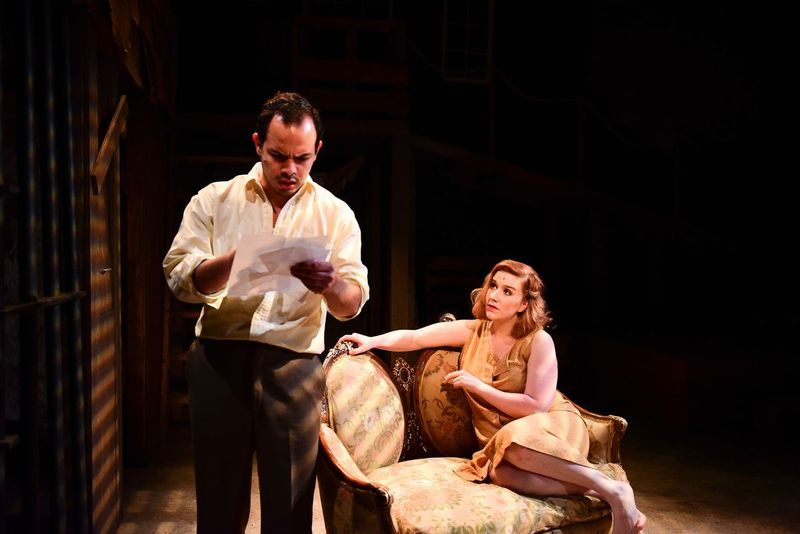 Cisco Lopez dans le rôle de Buck et Missy Wise dans le rôle de Blanche dans la première de Kokandy Productions à Chicago de la comédie musicale Bonnie & Clyde. (Photo : Evan Hanovre)