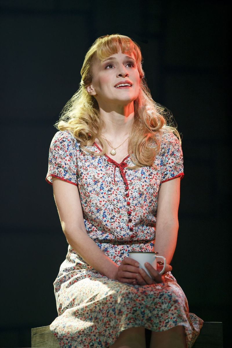Jennifer Blood spielt Miss Honey in Matilda the Musical im Oriental Theatre in Chicago. (Foto: Joan Marcus)