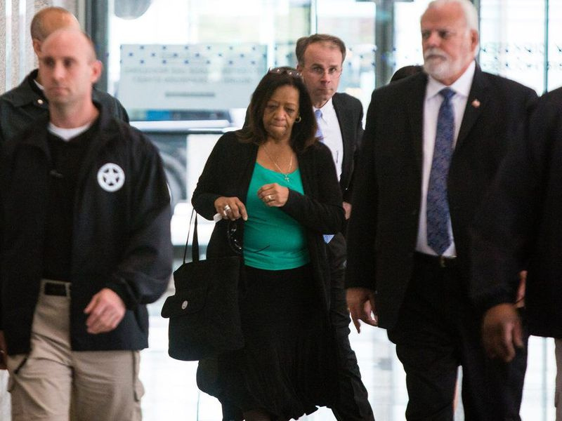 La ex directora ejecutiva de las escuelas de Chicago, Barbara Byrd-Bennett, deja el tribunal federal de Dirksen después de ser sentenciada por cargos de soborno en 2017. Foto de archivo. | James Foster / Para el Sun-Times