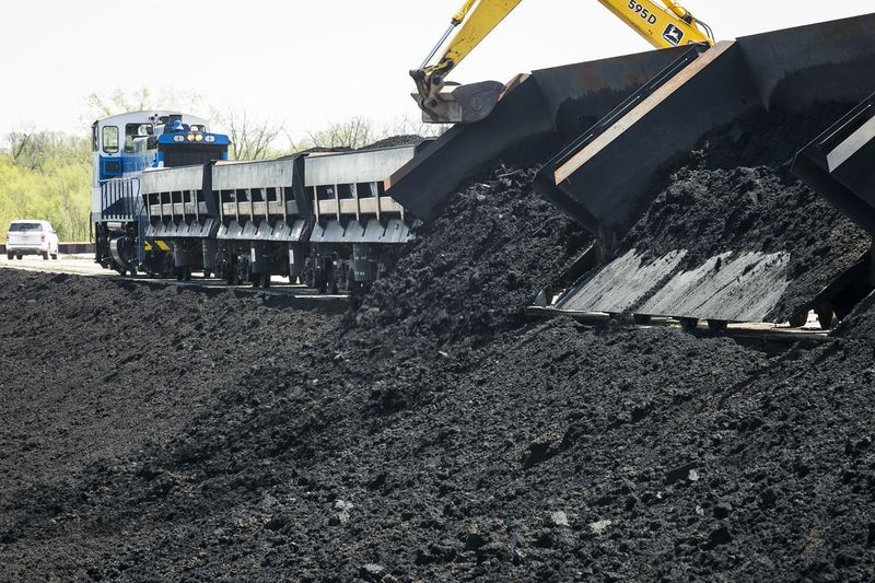 Biosolids rong laadib tahked ained maha Stickney veeregenereerimistehasest Lawndale Avenue tahkete ainete haldusala (LASMA) laguunidesse. | Ashlee Rezin / Sun-Times