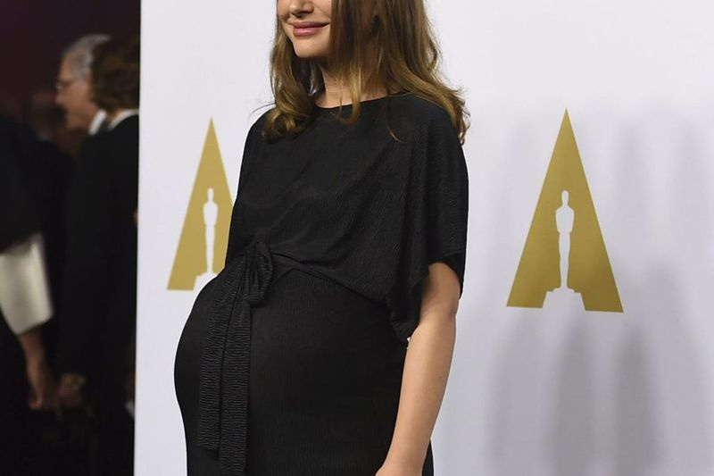 Η έγκυος υποψήφια Natalie Portman λέει ότι θα παραλείψει τα Όσκαρ