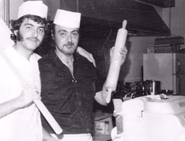 Augie Morelli bekerja dengan anaknya, Jerry, yang kini memiliki delis itu. | Foto keluarga