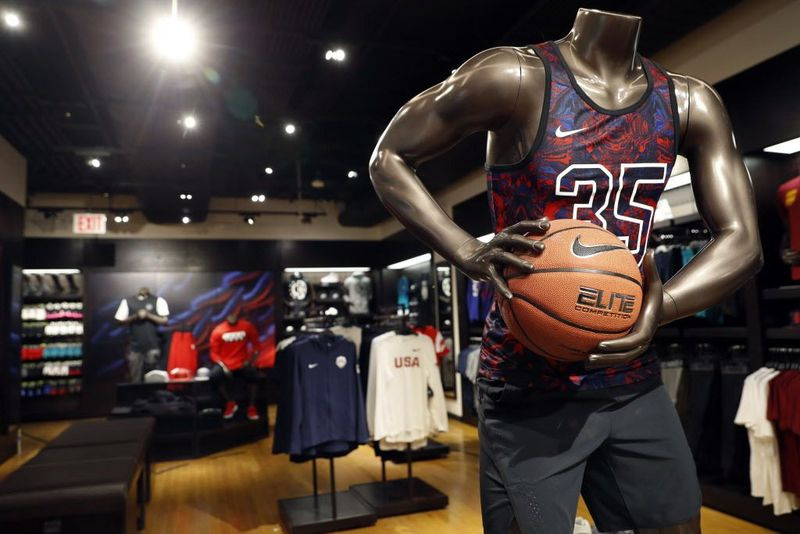 Tento čtvrtek, 25. srpna 2016, fotografie ukazuje výstavní plochu v obchodě House of Hoops v předělaném manhattanském vlajkovém obchodě Foot Locker v New Yorku. Foot Locker reorganizuje své prodejny, aby dále vyzdvihoval špičkové značky. (AP Photo/Mary Altaffer)