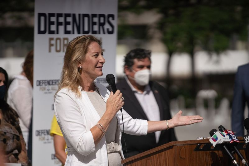Cook Countys offentlige forsvarer Amy Campanelli taler under en pressekonference uden for Richard J. Daley Center i juli.