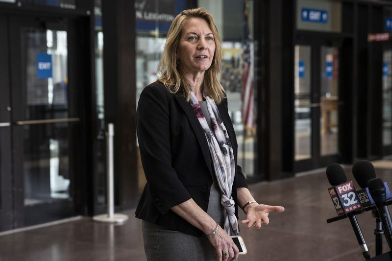 Cook Countys offentlige forsvarer Amy Campanelli taler med journalister ved Leighton Criminal Courthouse sidste år.