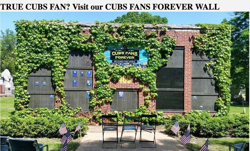 Cubs Fans Forever-væggen på Bohemian National Cemetery indeholder asken fra diehard Cubs-fans. | Bohemian National Cemetery billede
