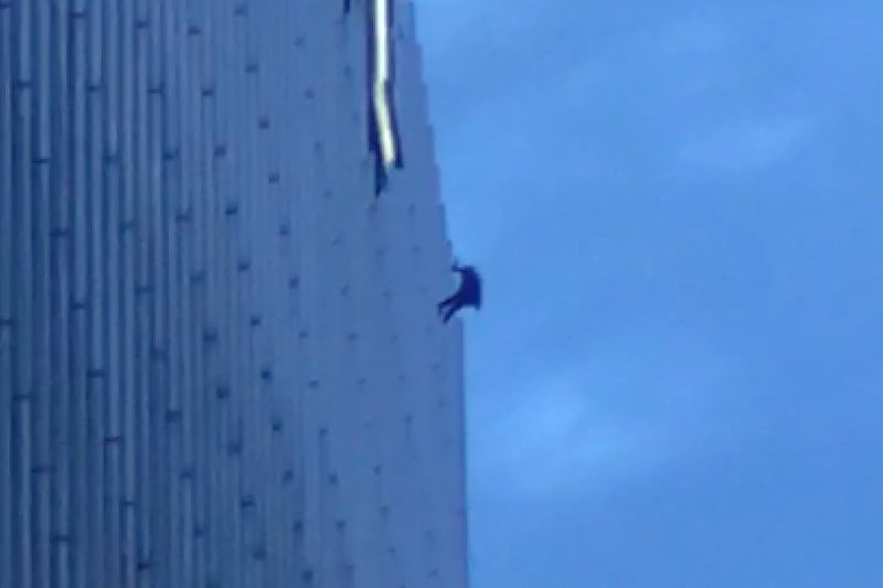 Manden, der dinglede ud for siden af ​​Trump Tower i timevis, blev meldt savnet den 20. oktober 2020 i den første blok af West Washington Street.