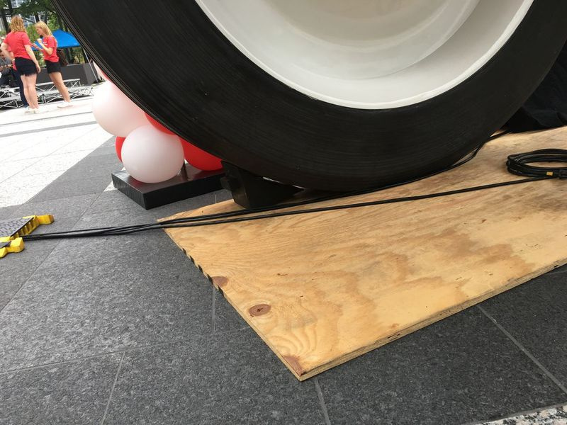Radio Flyer nu risca cu vagonul lor proaspăt revopsit, de 15.000 de lire sterline. Aceste blocuri l-au împiedicat să se rostogolească. | Mitch Dudek/Sun-Times