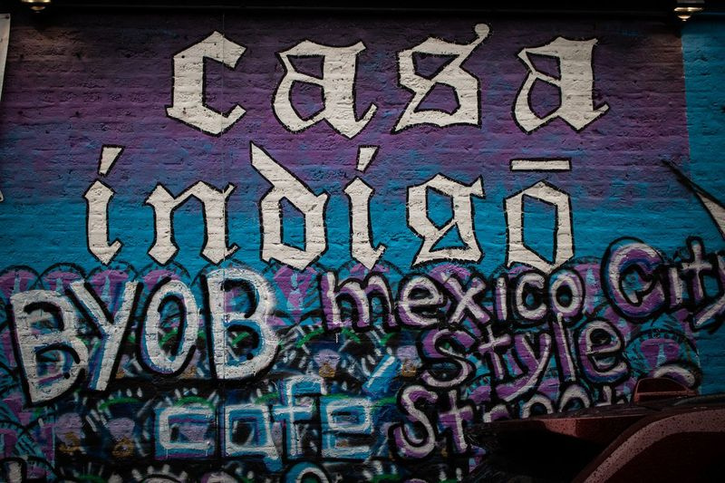 „Casa Índígō“ freska prie restorano, esančio parduotuvės vitrinoje, 1314 W. 18th St. | Manny Ramosas / Sun-Times