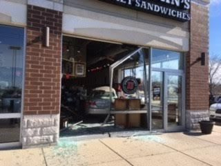 Ein Auto raste durch einen Jimmy Johns Sandwichladen in einem nördlichen Vorort von Volo. | Büro des Sheriffs von Lake County