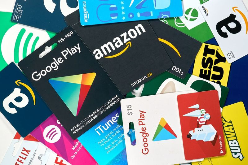 Le Better Business Bureau met en garde contre les escroqueries potentielles lorsque les consommateurs achètent ou vendent des cartes-cadeaux en ligne.