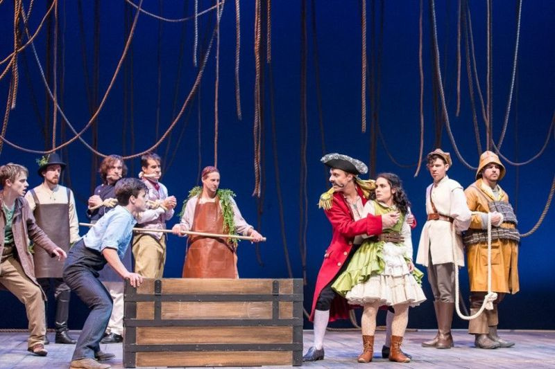 Caleb Donahoe, ko se Peter (levo) sooča s Black Stacheom (Matt Mueller), ki drži Molly (Emily Rosenthal) v ujetništvu v Petru in Starcatcherju v gledališču Drury Lane. (Foto: Brett Beiner)