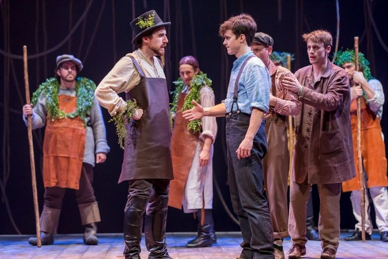 Andrew Mueller (levo) in Caleb Donahoe v Peter in on starcatcher v gledališču Drury Lane Theatre. (Foto: Brett Beiner)