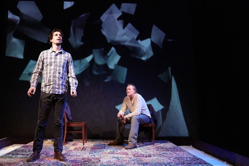 Ryan Hallahan (links) en Don Bender in de Stage Left Theatre-productie van Dan O