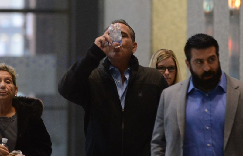 Ο συνεργάτης του μαφού Μίκυ Ντέιβις φαίνεται να προσπαθεί να κρυφτεί πίσω από ένα μπουκάλι νερό καθώς φεύγει από το ομοσπονδιακό δικαστήριο στο Σικάγο την Τρίτη. | Brian Jackson/Sun-Times Media