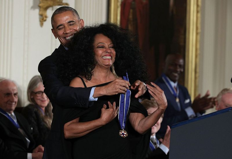 Le président Obama remet la Médaille présidentielle de la liberté à Diana Ross lors d