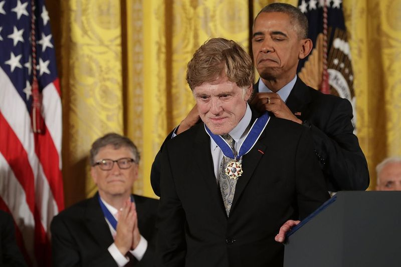 Le président Obama remet la Médaille présidentielle de la liberté à la légende du cinéma Robert Redford lors d