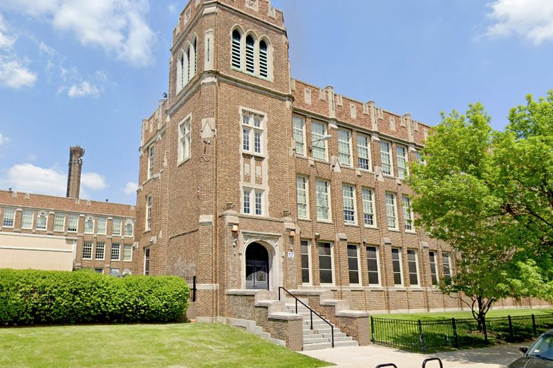 Zaměstnanec společnosti Steinmetz College Prep byl podle e-mailu odeslaného 31. ledna 2020 odstraněn kvůli obvinění z nevhodného chování se studentem.