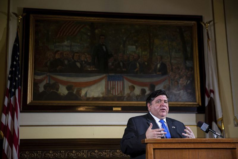 Guvernér Illinois JB Pritzker odpovedá na otázky médií počas svojho denného tlačového brífingu o pandémii COVID-19 zo svojej kancelárie v Illinois State Capitol, piatok 22. mája 2020, v Springfielde, Illinois (Justin L. Fowler/štát Journal-Register cez AP, Pool) ORG XMIT: ILSPR702