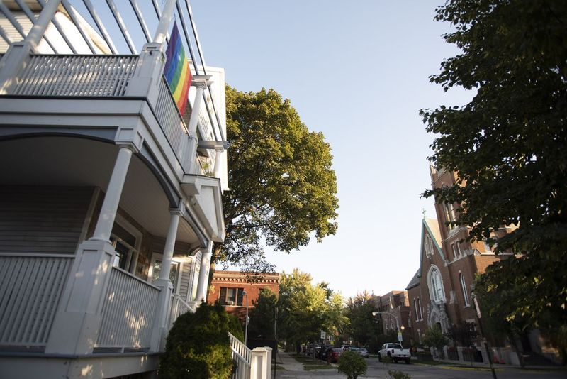 Bendera kebanggaan gay digantung di sebuah rumah berhampiran Gereja Katolik Resurrection di Avondale pada 23 September 2018. | Colin Boyle/Sun-Times