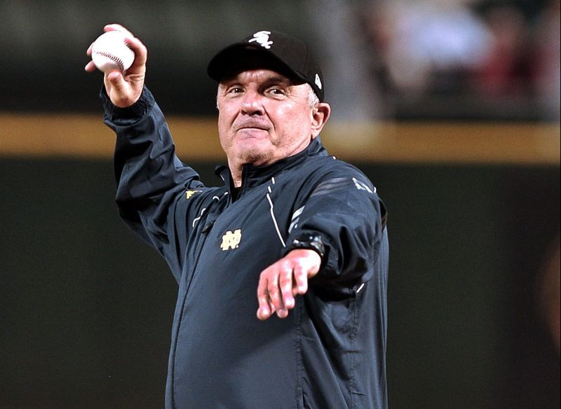 Rudy Ruettiger membaling padang pertama istiadat sebelum perlawanan Chicago White Sox-Cleveland Indians Isnin 24 September 2012, di A.S. Cellular Field. | Fail Sun-Times