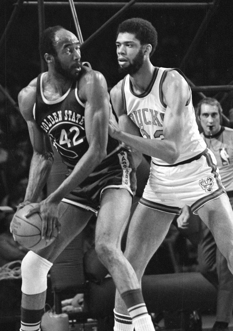 Nate Thurmond (42), damals bei den Golden State Warriors, trifft während eines NBA-Playoff-Spiels am 30. März 1973 in Milwaukee auf Kareem Abdul-Jabbar von den Milwaukee Bucks. | AP-Foto