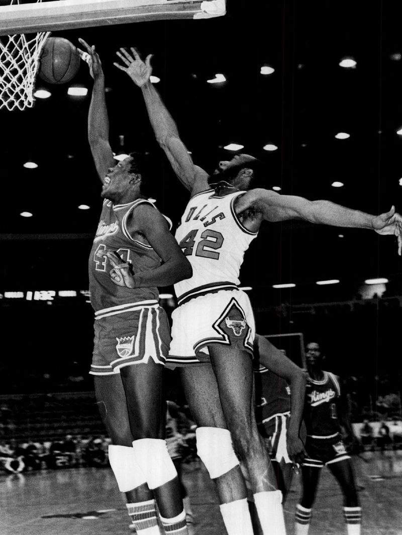 Thurmond (42), damals bei den Bulls, tritt 1975 gegen Sam Lacey von Kansas City-Omaha King an. | AP-Foto