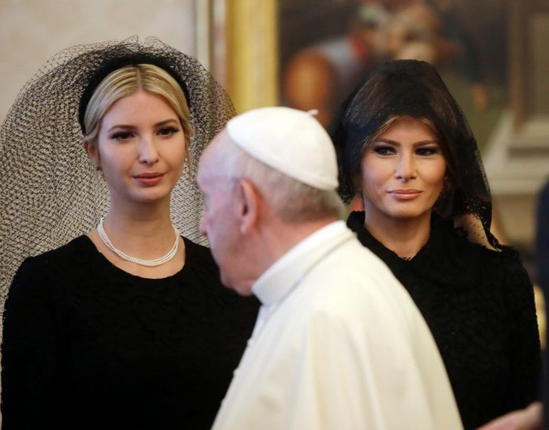 Paavst Franciscus kõnnib 24. mail 2017 Vatikanis eraaudientsi lõpus mööda presidendiprouast Melania Trumpist (P) ja president Donald Trumpi tütrest Ivanka Trumpist (P). / AFP FOTO / POOL / Alessandra Tarantino