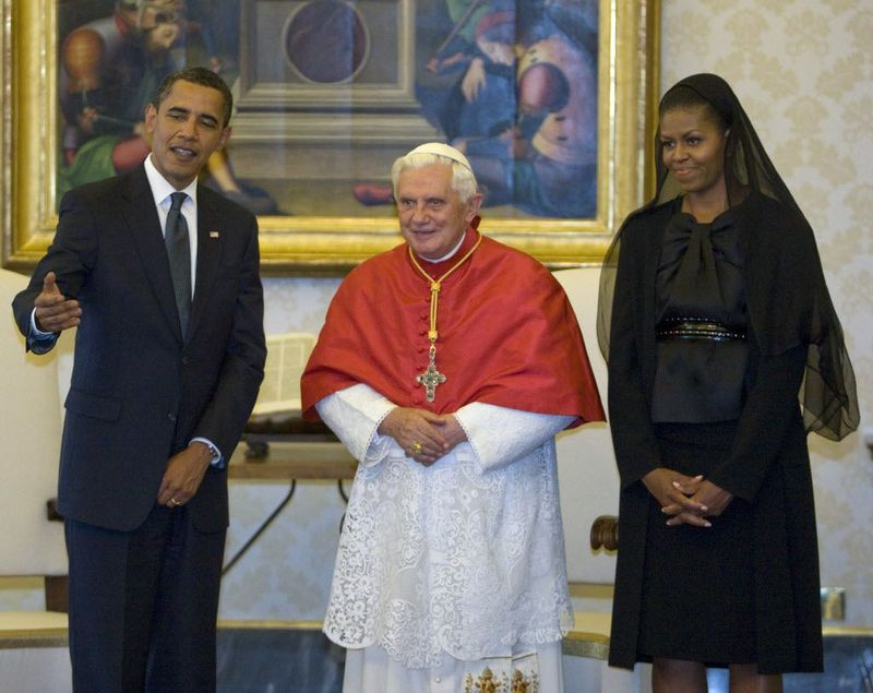 President Barack Obama ja esimene leedi Michelle Obama kohtuvad paavst Benedictus XVI-ga Vatikanis, reedel, 10. juulil 2009. (AP Photo/Chris Helgren/pool)
