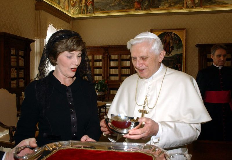 Sellel Vatikani ajalehe L’Osservatore Romano esitatud fotol vahetab paavst Benedictus XVI Vatikanis neljapäeval, 9. veebruaril 2006 kingitusi presidendiproua Laura Bushiga. (AP Photo/L’Osservatore Romano, ho)