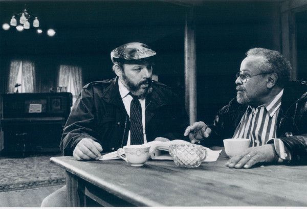 Toneelschrijver August Wilson (links) en regisseur Loyd Richards op de set voor de productie van Wilson